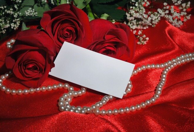 Любовное письмо на красном бархате с розами
