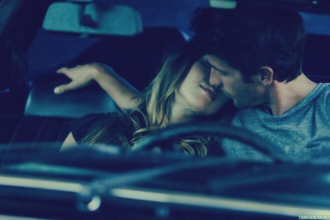 Парень с девушкой в автомобиле Пара в машине